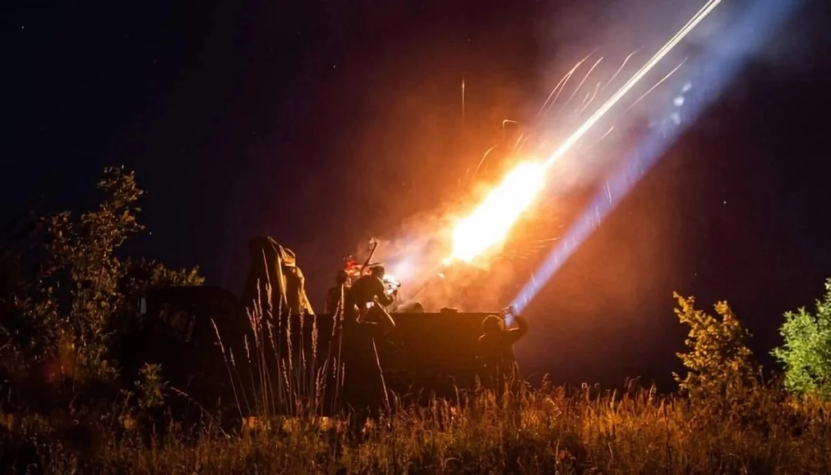 ППО збиває дрони РФ вночі: траєкторії зенітних ракет і вибухи на небі