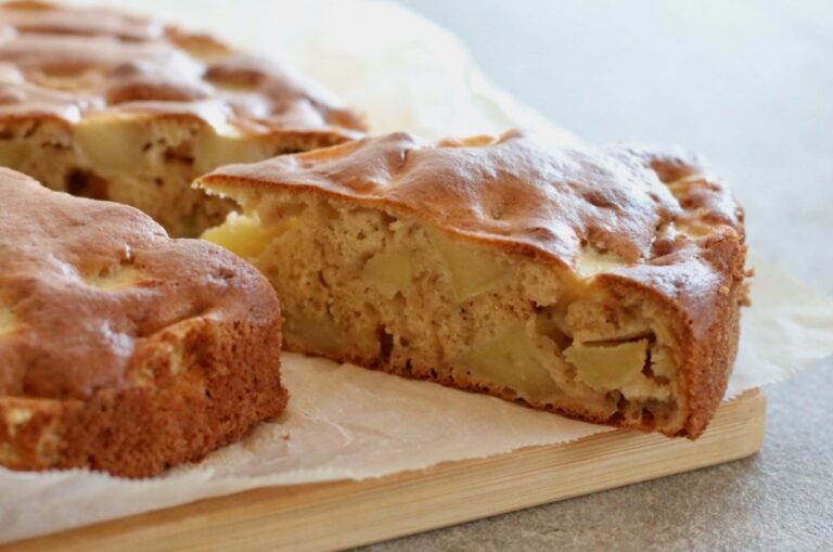 шарлотка с яблоками на кефире