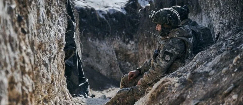 Боєць ЗСУ в окопі на передовій, ротація максимум 2 місяці.