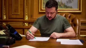 Володимир Зеленський підписує закони про продовження воєнного стану та мобілізації
