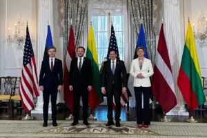 Міністри Латвії Байба Бразе та Литви Кястутіс Будрис з дипломатами США перед прапорами Балтії