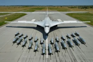 Російський бомбардувальник Ту-160 з ракетами Х-101 на злітній смузі.