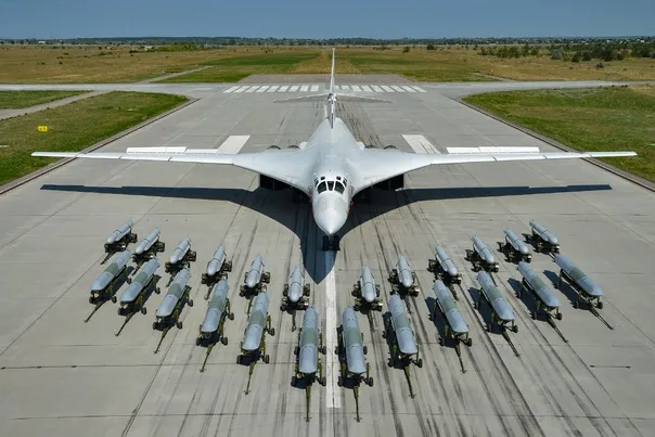 Російський бомбардувальник Ту-160 з ракетами Х-101 на злітній смузі.