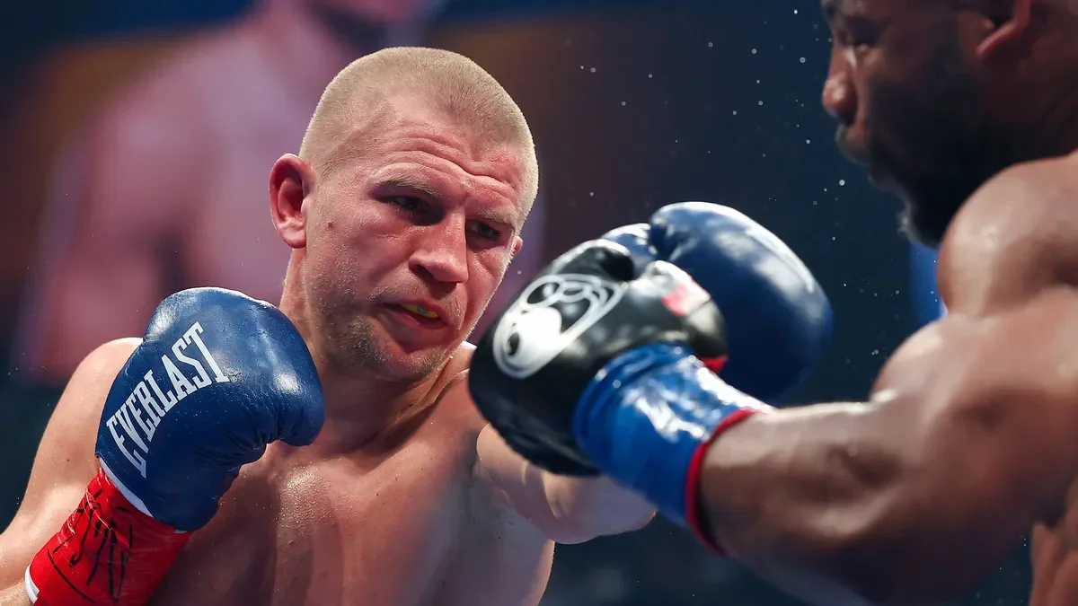Сергій Богачук бється з Шейном Мозлі-молодшим у ринзі UFC Apex у Лас-Вегасі