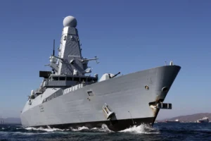 Фрегат HMS Dragon Королівського флоту прямує Ормузькою протокою