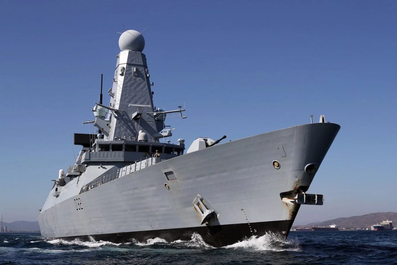 Фрегат HMS Dragon Королівського флоту прямує Ормузькою протокою