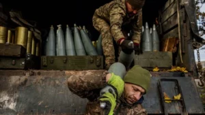 Українські військові вантажать артилерійські снаряди за чеською ініціативою