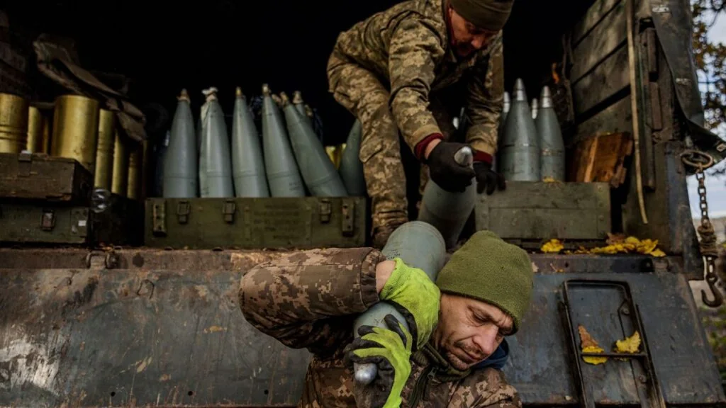 Українські військові вантажать артилерійські снаряди за чеською ініціативою