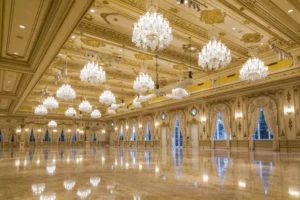 Бальна зала Білого дому з кришталевими люстрами та мармуровою підлогою