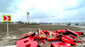 Разрушенные красные буквы «СССР» на земле, символ прощания с советчиной в новом ЦКУ