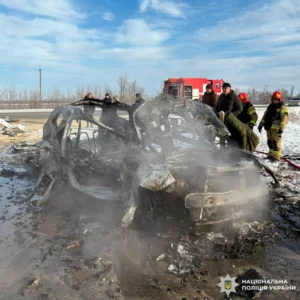 Згоріле патрульне авто поліції після удару дрона РФ на Чернігівщині