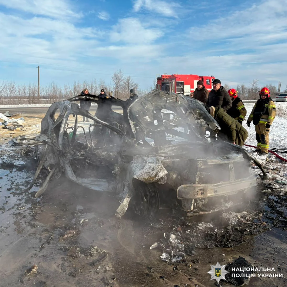 Згоріле патрульне авто поліції після удару дрона РФ на Чернігівщині