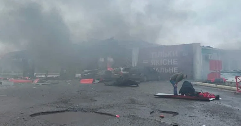 Пошкоджена АЗС у Харкові після атаки дронів РФ, дим, рятувальники з ношами
