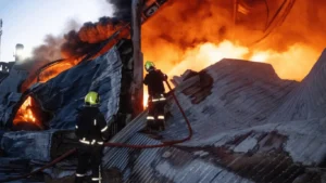 Пожежники гасять пожежу на судні Куків в порту Одеси після атаки дронів РФ