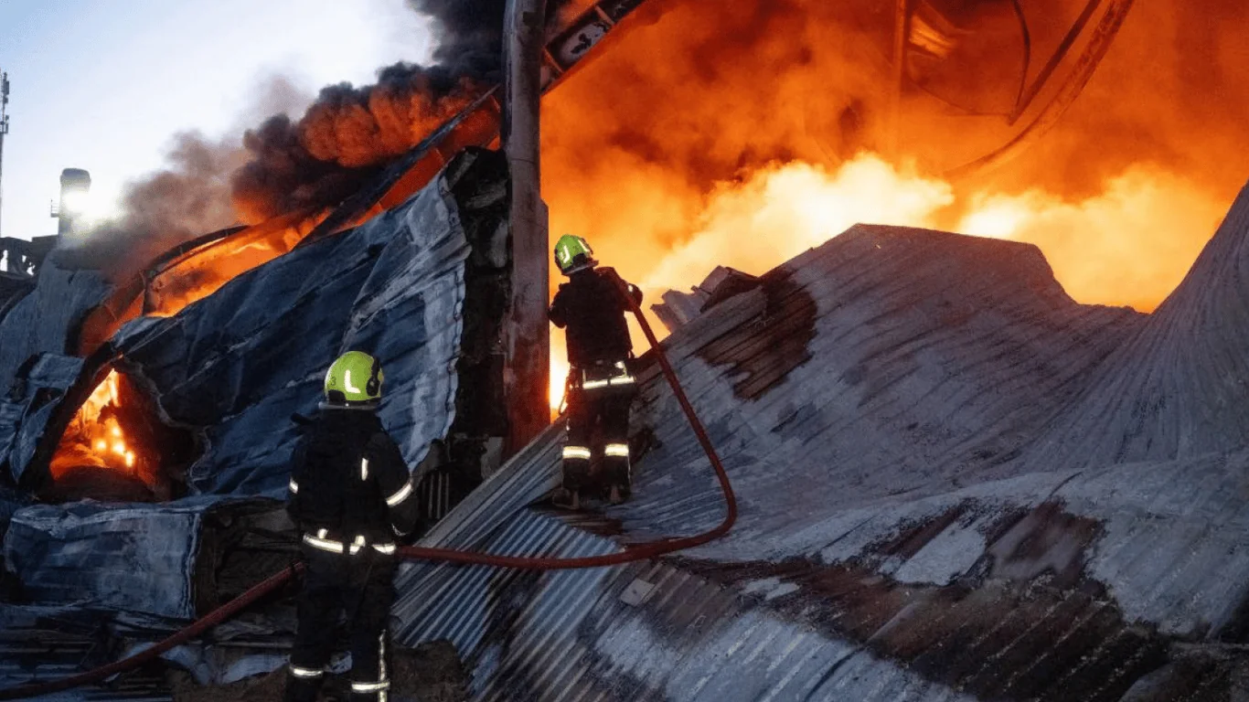 Пожежники гасять пожежу на судні Куків в порту Одеси після атаки дронів РФ