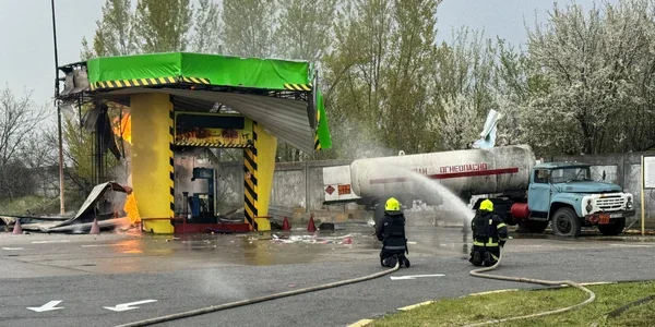 Пошкоджена АЗС Харкова після удару дронів РФ, пожежники гасять пожежу