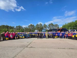 Звільнені українські полонені з прапорами після обміну «1000 на 1000»