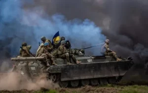 ДШВ на БТР-101 з прапором відбивають штурм росіян по газовій трубі на Сумщині