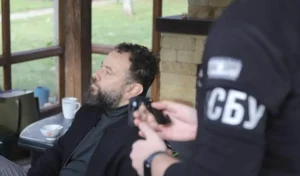 Співробітник СБУ оголошує підозру депутату Дубінському у державній зраді