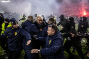 Охорона захищає тренера-легенду від фанатів «Нанта» на полі під час заворушень