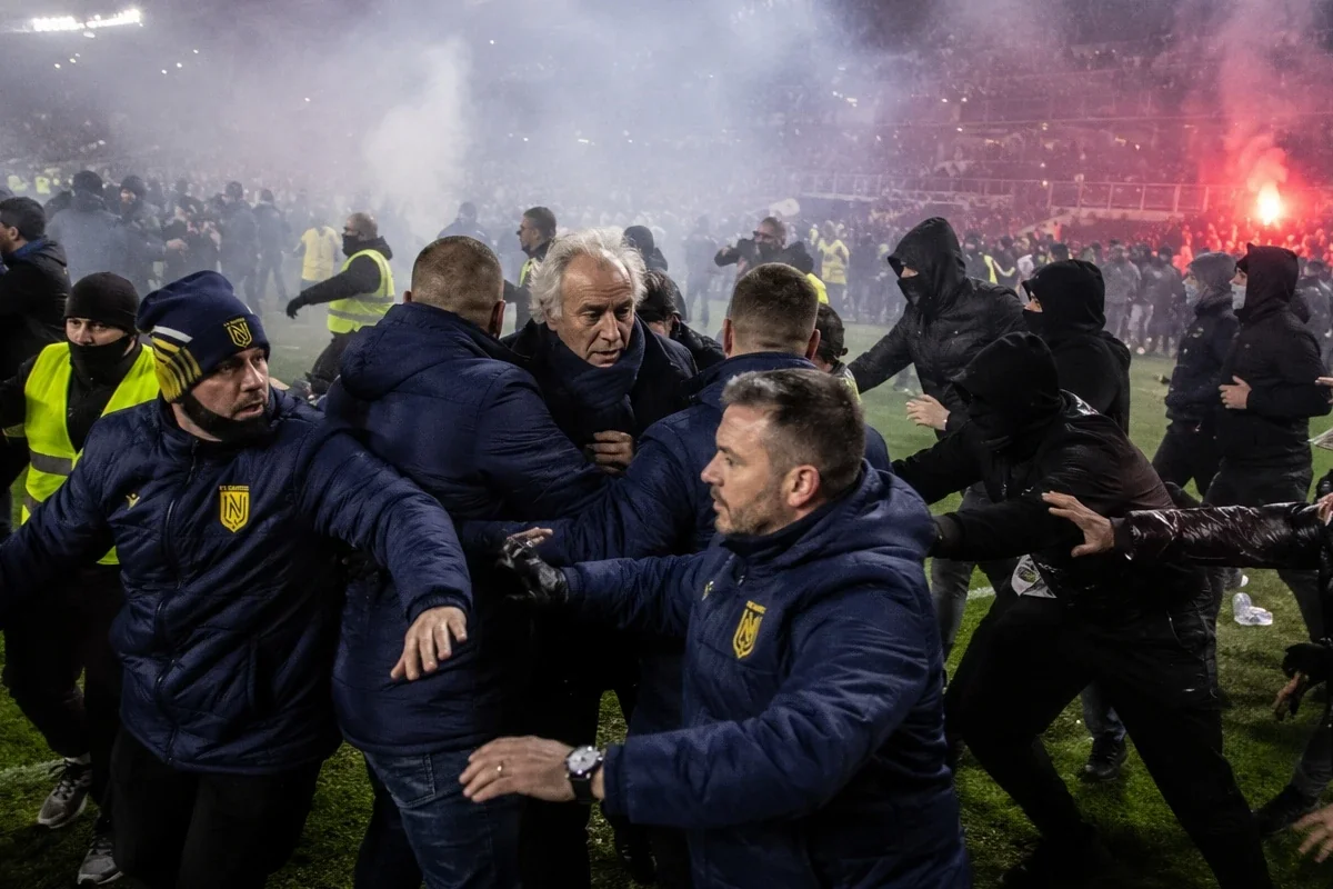 Охорона захищає тренера-легенду від фанатів «Нанта» на полі під час заворушень