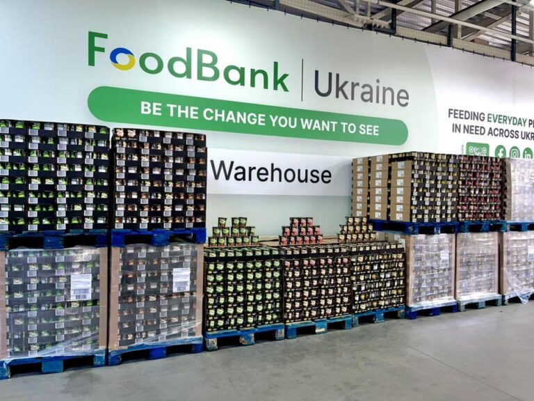 Склад FoodBank Ukraine с палетами продуктов для нуждающихся