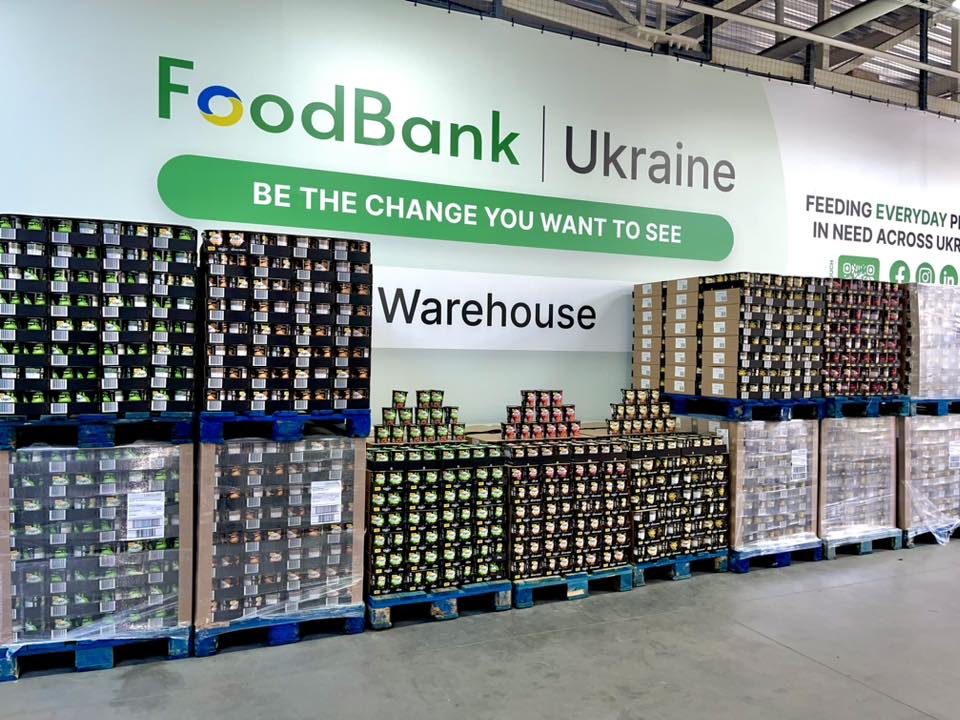 Склад FoodBank Ukraine з палетами продуктів для нужденних