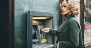 Українка знімає готівку з банкомату через блекаути, зростання на 6%