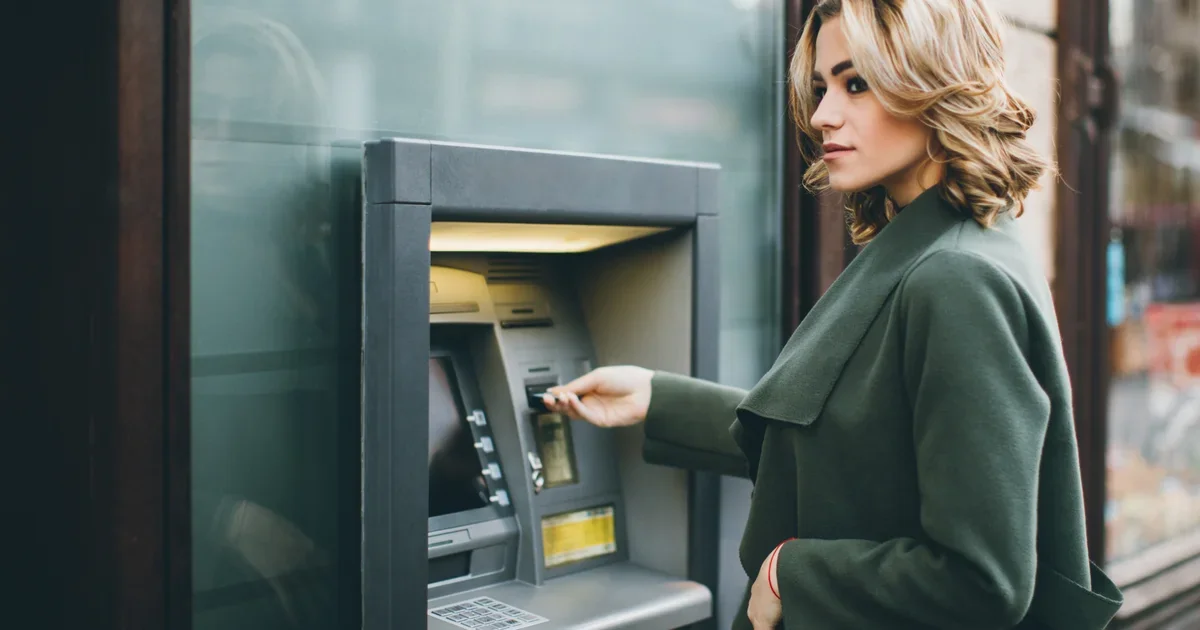 Українка знімає готівку з банкомату через блекаути, зростання на 6%