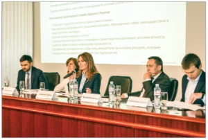 Керівники Кардіоцентру на прес-конференції про реорганізацію з проектором назви установи