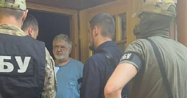 Ігор Коломойський у супроводі співробітників СБУ після оголошення підозри у шахрайстві