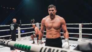Ріко Верховен у рингу під час кікбоксинг-поєдинку перед боєм з Усиком