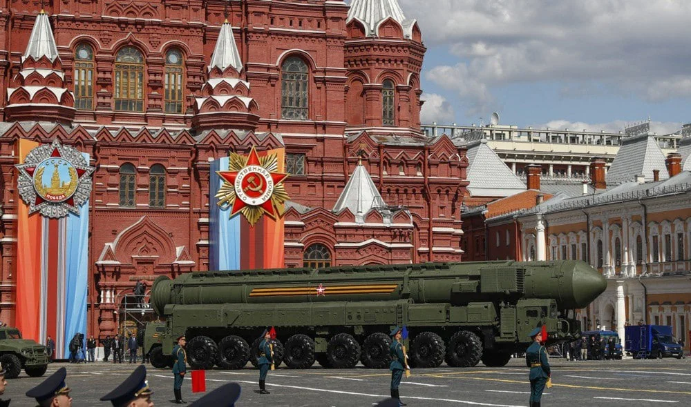 Балістична ракета перед Кремлем на Червоній площі напередодні параду 9 травня
