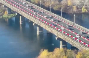 Частково перекритий міст Патона в Києві, перша смуга з лівого берега до 14 травня
