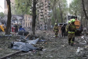 Рятувальники розбирають завали багатоповерхівки в Бориспільському районі після атаки РФ