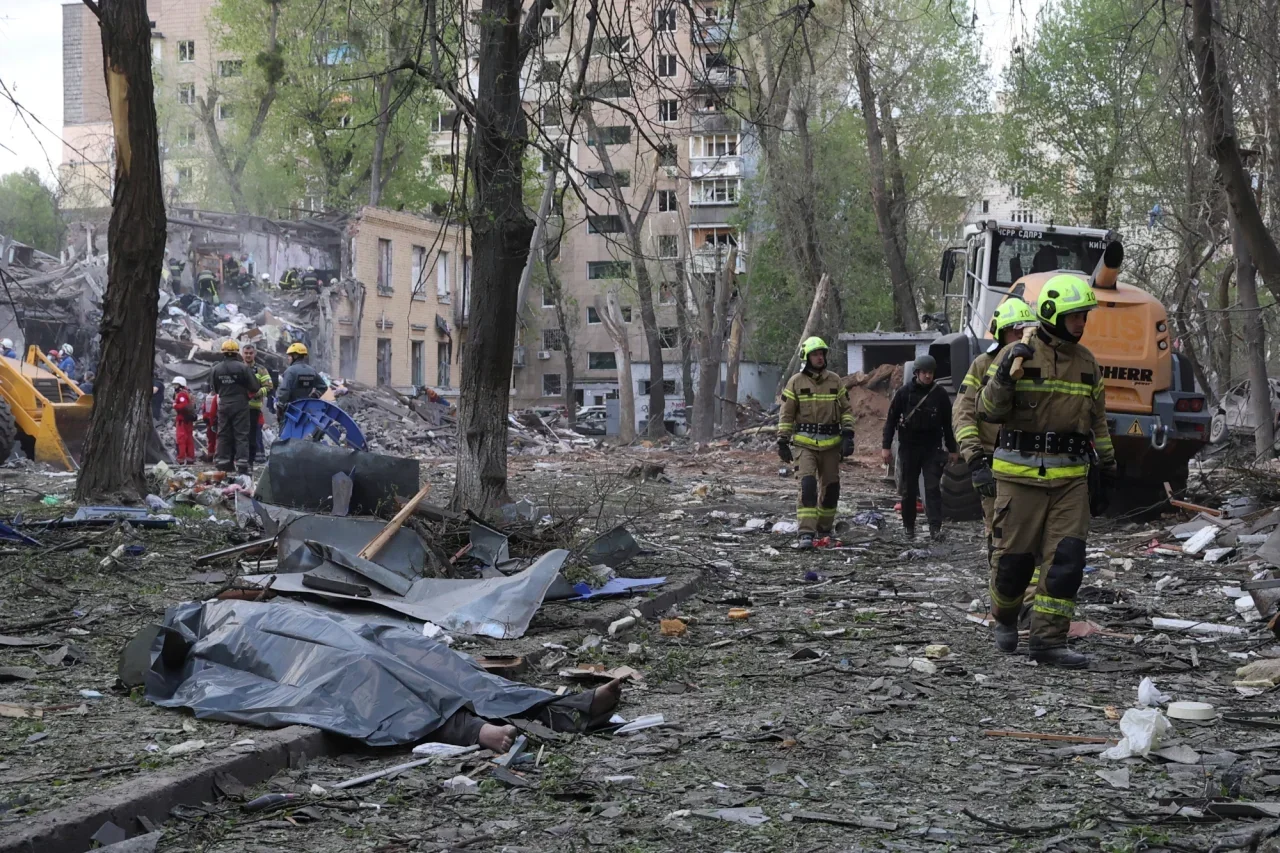 Рятувальники розбирають завали багатоповерхівки в Бориспільському районі після атаки РФ