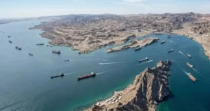 Китайські супертанкери проходять Ормузькою протокою серед скелястих берегів