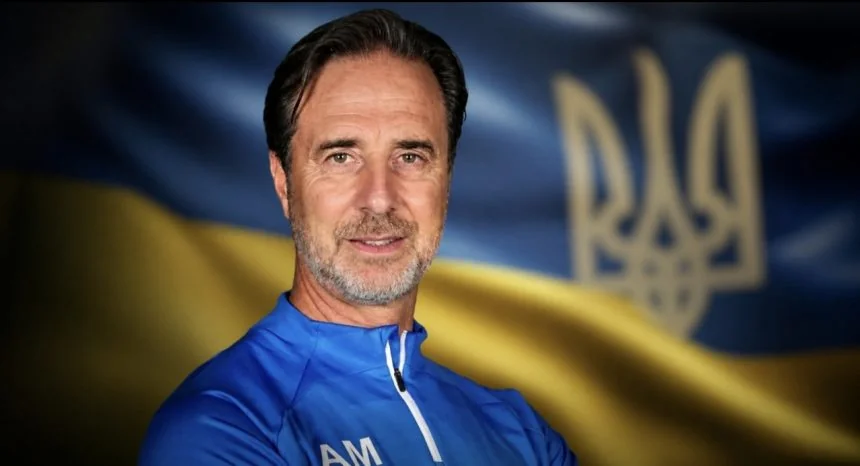 Андреа Мальдера на тлі прапора України як тренер збірної