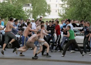 Масова бійка у Святопетрівському на Київщині: чоловіки та підлітки у сутичці біля авто