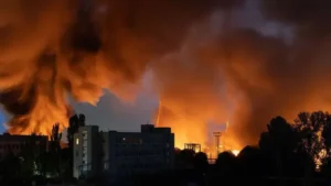 Пожежа після удару дронів у районі порту та будинків Одещини