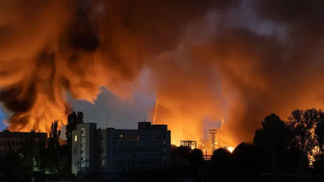 Пожежа після удару дронів у районі порту та будинків Одещини