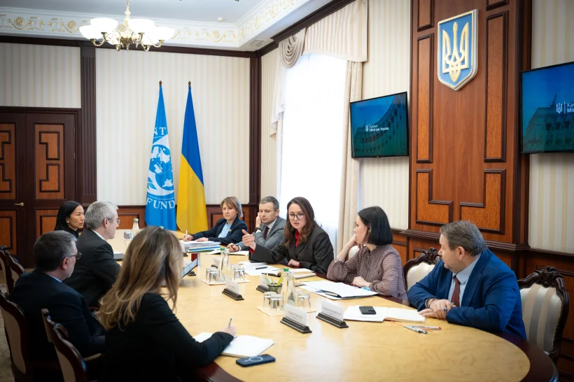 Зустріч місії МВФ з українськими чиновниками щодо перегляду EFF у Києві