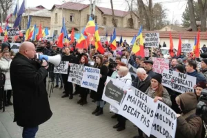 Протести опозиції перед парламентом Молдови з плакатами румунською проти обмеження російської