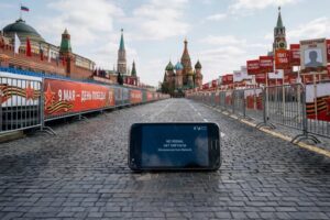 Смартфон з написом «НЕТ МОБІЛЬНОГО ІНТЕРНЕТУ» на вулиці Москви перед парадом 9 травня