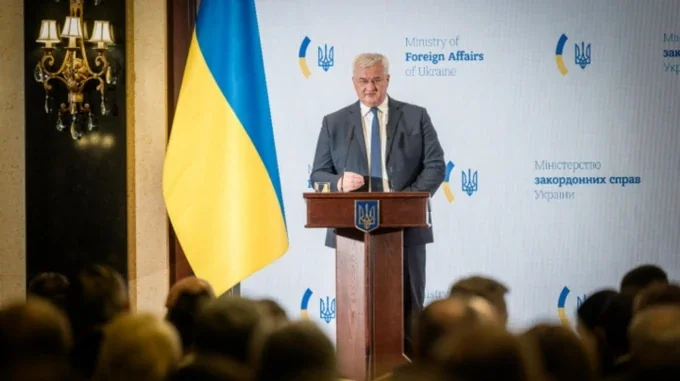 Представник МЗС України виступає на брифінгу щодо заяви Каллас про посольства