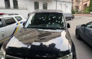 Пошкоджений Audi Q5 кулями у лобовому склі після стрілянини на Львівщині