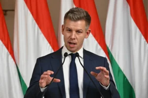 Петер Мадяр виступає про права угорців в Україні на тлі прапорів Угорщини