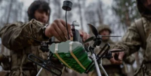 Військові готують дрон під час навчання з протидії безпілотникам у малих групах