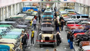 Ретро-автомобілі на експозиції OldCarLand у музеї Колеса Історії в Києві