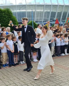 Випускники ведуть останній дзвоник 29 травня у Києві на НСК Олімпійський з школярами.